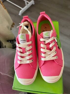 Cariuma Hot Pink Canvas Low-Top Sneakers with Cream Laces